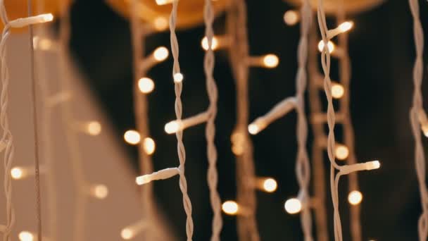 Ghirlanda di Natale con luci dorate, in primo piano del centro commerciale. Luci di Natale offuscate nel centro commerciale. Bokeh . — Video Stock