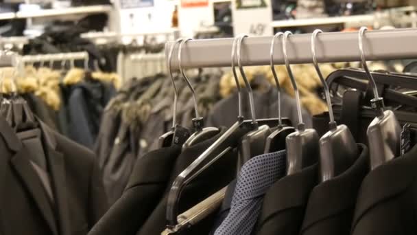 Bir dizi farklı moda mens siyah ceket ve gömlek askısı alışveriş merkezinde Erkek Giyim Mağazası. — Stok video