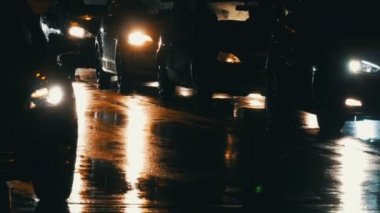 Nürnberg, Almanya - 3 Aralık 2018: Arabalar trafikte, farlardan asfalt, yağmur altında görüntüleyin. Yağmur su birikintileri geceleri vurur. Arabalar ışıkların yansıması