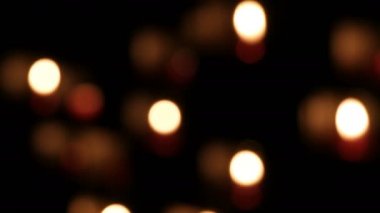 Güzel bulanık kırmızı kilise mumlar özel niş siyah arka plan üzerine bir Katolik tapınağında dua için