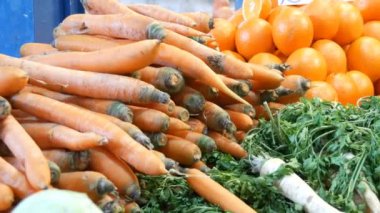 Çeşitli sebze bakkal market tezgahın üstünde. Sağlıklı gıda, lif, diyet, yazıt Macarca.