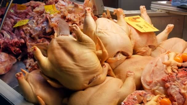 肉屋の店の窓やカウンターで大きな鶏の死骸. — ストック動画