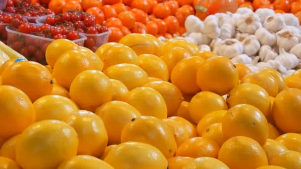 큰 아름 다운 익은 노란색 레몬 시장 카운터 가까이 보기에. — 비디오