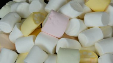 Ayna yüzeyinde ve siyah arka planda çok renkli mini Marshmallow şekerler. Diyabet sorunu ve tatlı aşırı yeme.