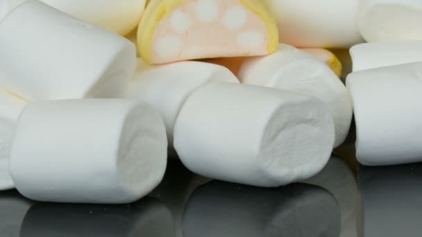 Многоцветные мини зефир конфеты на зеркальной поверхности и черный фон. Проблема диабета и переедания сладкого . — стоковое видео