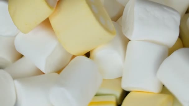 Vícebarvých Mini Marshmallow rotaci na zrcadlovém povrchu a černé zobrazení na pozadí. Problém cukrovky a overeční sladké. — Stock video