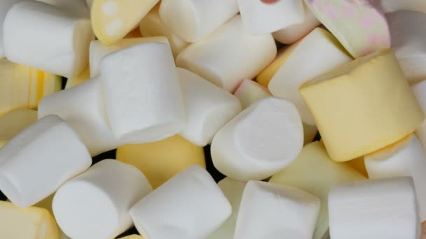 Kezek vesz többszínű mini Marshmallow cukorka a tükör felületén, és egy fekete háttér. A probléma a cukorbetegség és a overeating édes — Stock videók