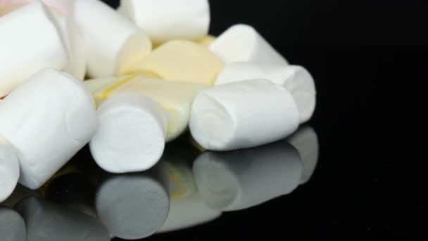 Handen nemen veelkleurige mini marshmallow snoepjes op het spiegeloppervlak en een zwarte achtergrond. Het probleem van diabetes en overeten Sweet — Stockvideo