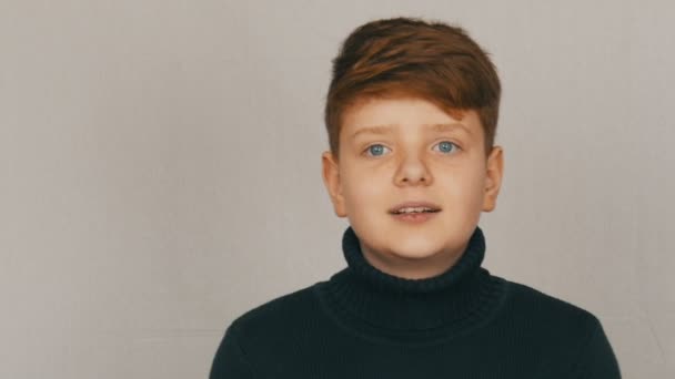Πορτρέτο ενός αστεία ξανθιά και μπλε-μάτια έφηβο αγόρι που δείχνει καταδίκη με χειρονομίες και εκφράσεις του προσώπου σε λευκό φόντο. Τα συναισθήματα των εφήβων — Αρχείο Βίντεο