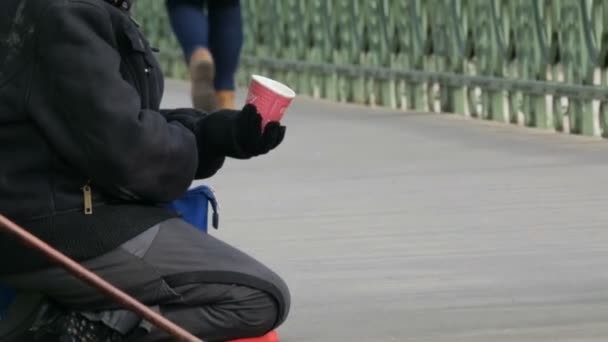 ブダペスト、ハンガリー-12 月6、2018: 空腹の乞食の女性が杖の隣に彼女の膝の上に座って、施しを請う — ストック動画
