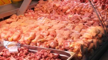 Kasap dükkanı karşı tavuk eti çeşitli kesimler