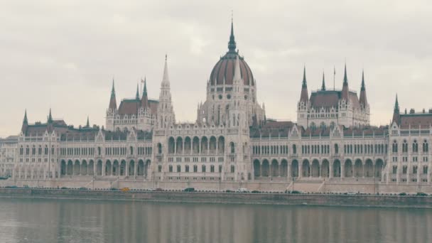 Slavné Dunajské nábřeží v Budapešti, pohled na budovu parlamentu. — Stock video