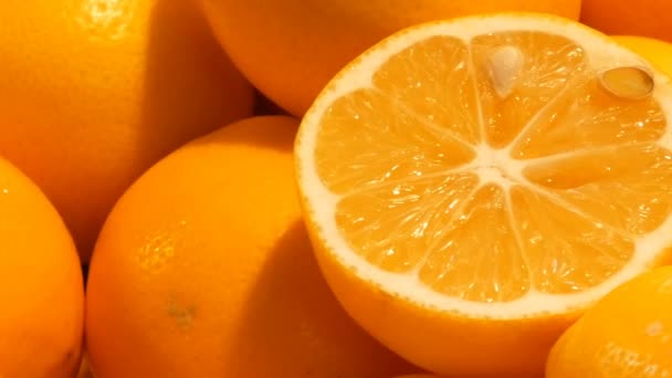 Hermosas naranjas maduras en el puesto del mercado. Fondo de frutas naranja — Vídeos de Stock