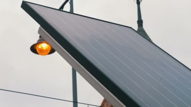 Solar panel on a city street in cloudy weather. Energy saving and environmental protection. — Stock Video