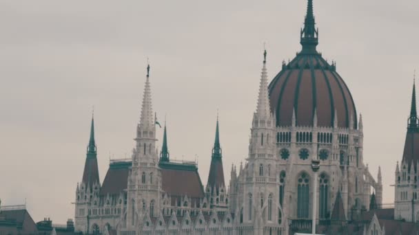 The world-famous building of the Hungarian Parliament in Budapest in the Gothic style in cloudy weather. — Stock Video