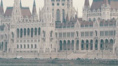 Budapeşte 'de ünlü Tuna kıyısı, parlamento binasının manzarası.