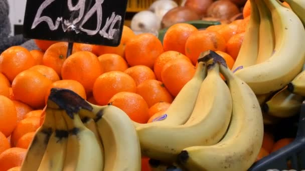 Variedade de frutas diferentes babana e laranjas no balcão do Mercado Central Hall. Alimentos saudáveis, vitaminas — Vídeo de Stock
