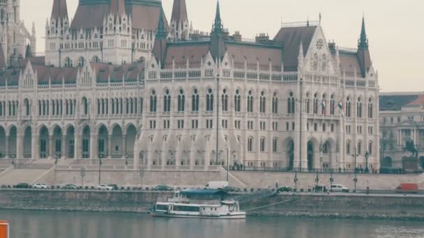 Famoso terraplén del Danubio en Budapest vista del edificio del parlamento . — Vídeo de stock