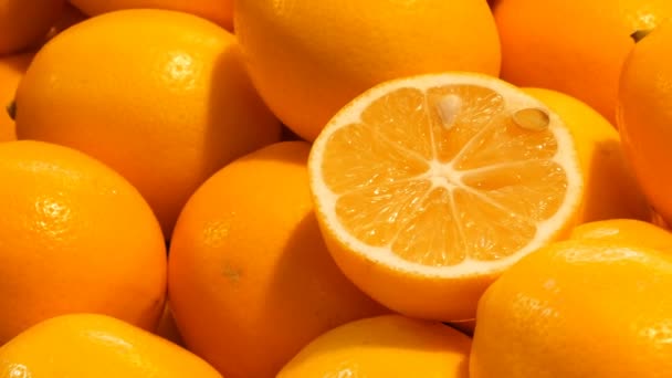 Güzel olgun portakal Market oyala. Turuncu meyveler arka plan — Stok video