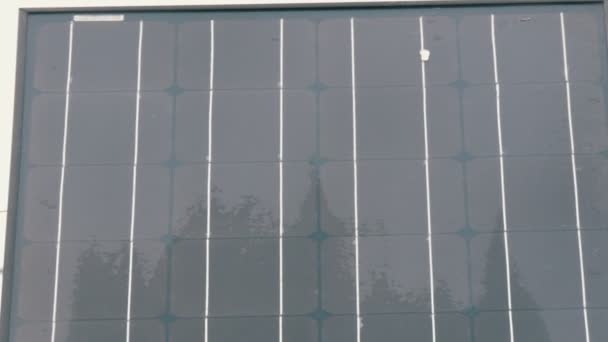 Painel solar em uma rua de cidade em tempo nublado. Economia de energia e protecção do ambiente . — Vídeo de Stock