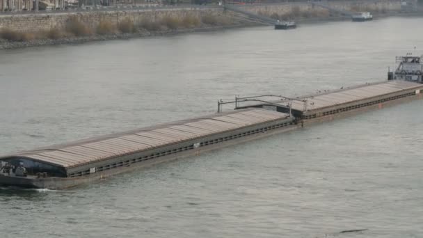 Egy nagy uszály lebeg a Duna mentén. — Stock videók
