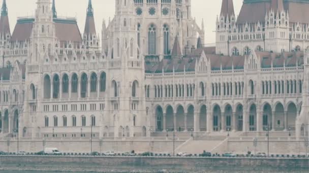議会の建物のブダペストの眺めの有名なドナウ川の堤防. — ストック動画