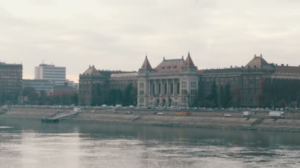 Будапешт, Угорщина-6 грудня 2018: набережна річки Дунай у Будапешті. — стокове відео