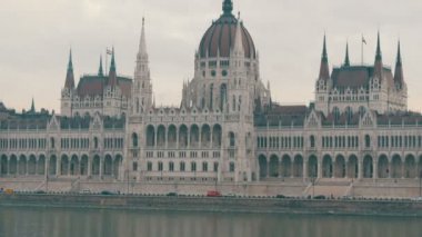 Budapeşte 'de ünlü Tuna kıyısı, parlamento binasının manzarası.