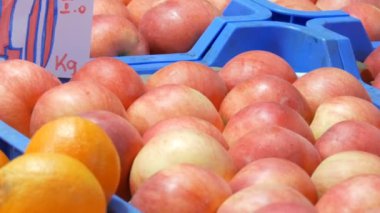 Bir piyasa sayacı üzerinde lezzetli olgun büyük yuvarlak kırmızı elma. Macarca yazıt.