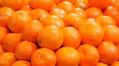 Güzel olgun portakal Market oyala. Turuncu meyveler arka plan