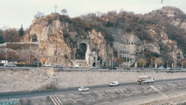 Budapest, Hungría - 6 de diciembre de 2018: Parte de Gellert Hill en Budapest . — Vídeo de stock
