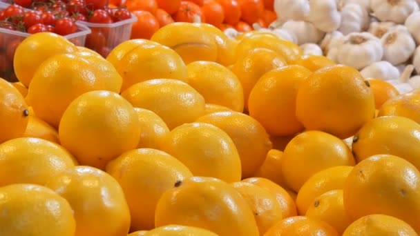 Grandes limones amarillos maduros hermosos están en el mostrador del mercado vista de cerca . — Vídeos de Stock