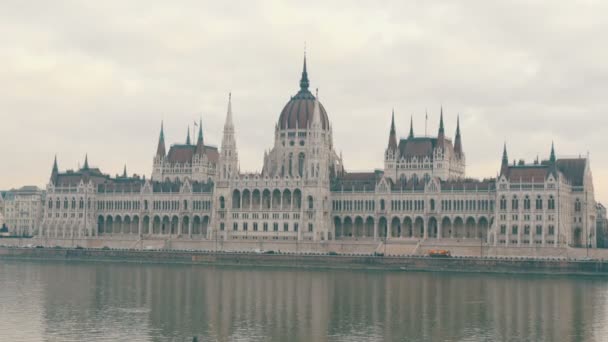 Berömd Danube invallning i Budapest beskåda av parlament byggnaden. — Stockvideo