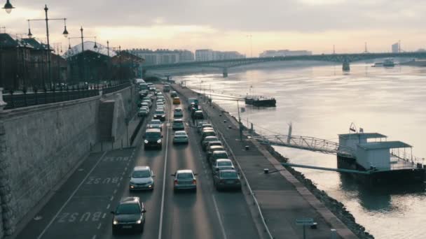 Budapeşte, Macaristan-6 Aralık 2018: Budapeşte 'de Tuna Nehri 'nin erme kıyısı. — Stok video