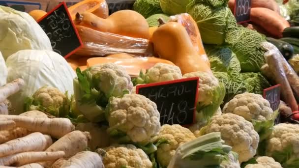 Различные овощи на прилавке продуктового рынка. Здоровое питание, клетчатка, диета, надпись на венгерском языке . — стоковое видео