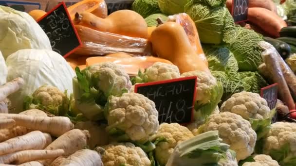 Divers légumes sur le comptoir de l'épicerie. Aliments sains, fibres, alimentation, inscription en hongrois . — Video