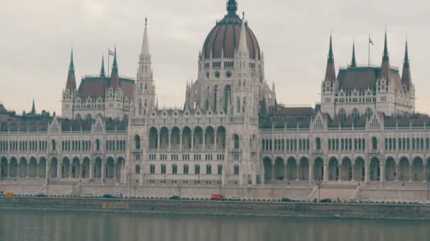 Διάσημο ανάχωμα του Δούναβη στη Βουδαπέστη με θέα το κτήριο του Κοινοβουλίου. — Αρχείο Βίντεο