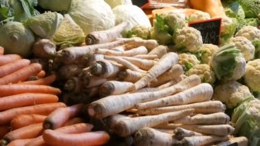 Çeşitli sebze bakkal market tezgahın üstünde. Sağlıklı gıda, lif, diyet, yazıt Macarca.