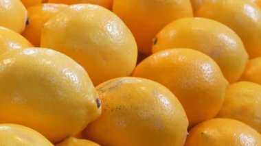 Görünümü kadar yakın Pazar tezgahın üzerine büyük güzel olgun sarı limon vardır.