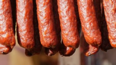 Tütsülenmiş sosis bir satırı bir kasap dükkanı Vitrinde asılı