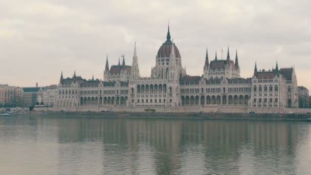 Berömd Danube invallning i Budapest beskåda av parlament byggnaden. — Stockvideo