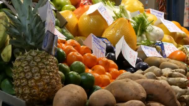 Будапешт, Венгрия - 6 декабря 2018 года: Разнообразие фруктов на прилавке Центрального рынка. Здоровое питание, витамины. надпись на венгерском языке — стоковое видео