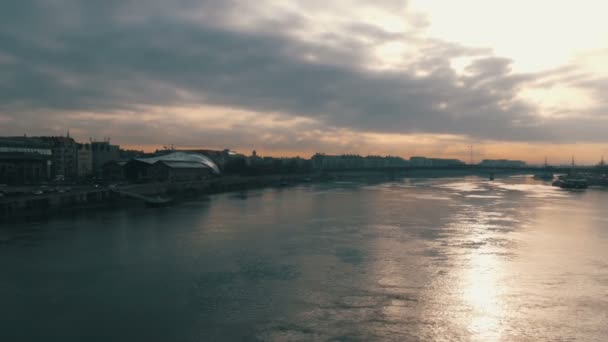 Den stora floden Donau i Budapest. Tidig dimmigt morgon. — Stockvideo