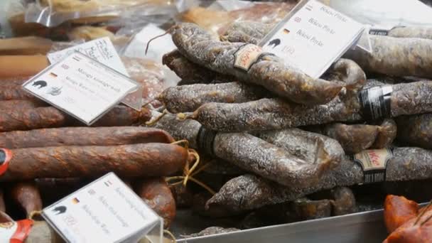 Budapest, Hungría - 6 de diciembre de 2018: Deliciosas salchichas crudas en el mostrador. Embutidos tradicionales húngaros El Gran Mercado. Es el mercado interior más grande y antiguo de Budapest — Vídeos de Stock