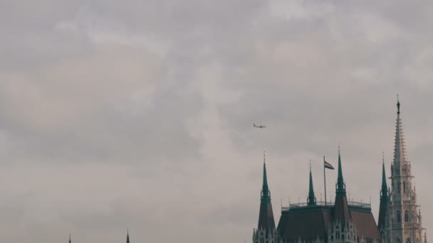 Światowej sławy Budynek Parlamentu w Budapeszcie zbudowany w gotyckim w tle samolotu latającego z góry w pochmurnej pogodzie. — Wideo stockowe