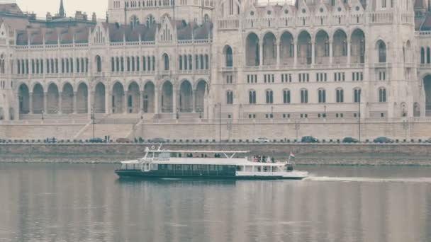 Будапешт, Венгрия - 6 декабря 2018 года: Набережная Дуная в Будапеште . — стоковое видео