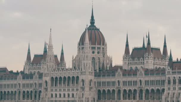 O edifício mundialmente famoso do Parlamento húngaro em Budapeste no estilo gótico em tempo nublado . — Vídeo de Stock