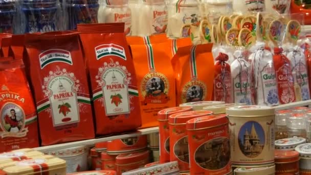 Βουδαπέστη, Ουγγαρία-6 Δεκεμβρίου 2018: διάφορα Ουγγρικά παραδοσιακά αναμνηστικά και μπαχαρικά στον πάγκο της αγοράς. Μεγάλη αίθουσα αγοράς. — Αρχείο Βίντεο