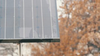 Bulutlu havalarda bir şehir Caddesi üzerinde güneş paneli. Enerji tasarrufu ve çevresel koruma.