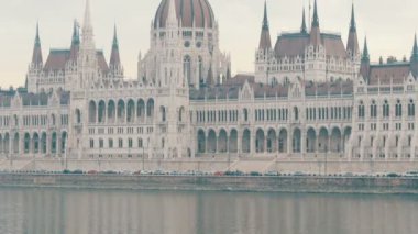 Budapeşte 'de ünlü Tuna kıyısı, parlamento binasının manzarası.